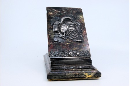 Porta blocos em pedra com tons de vermelho aplicações em prata e flor em relevada na tampa.